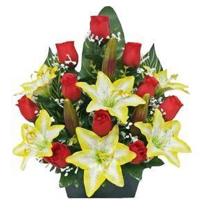 Jardinière florale Lys, boutons de Rose & Gypsophiles - H 42 cm - Jaune, Rouge