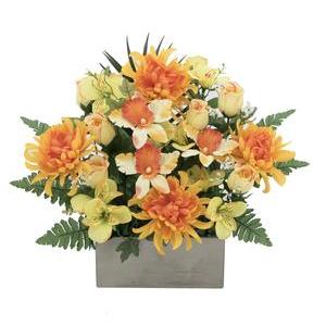 Jardinière de chrysanthèmes, boutons de roses et orchidées.