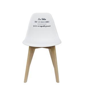 Chaise avec citation