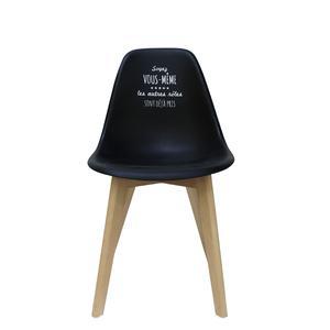 Chaise avec citation